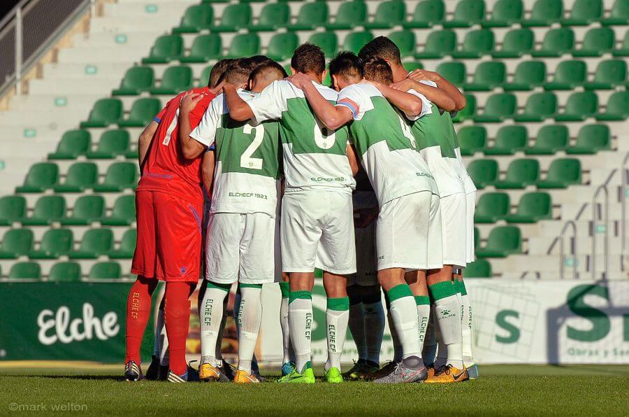 Los jugadores del Elche Ilicitano, antes de un partido / Mark Welton